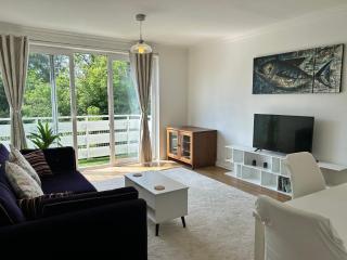 Spacious & peaceful 2Bed with balcony, close to town - Reading - 0