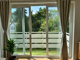 Spacious & peaceful 2Bed with balcony, close to town - Reading - 7