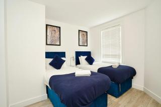 Trinity Apartments - 2 Bed Apartment - Spacious - Modern - 30 Seconds from High Street - 0