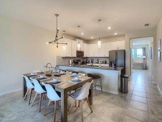 Last Minute Disney Getaway! Private Pool, Hot Tub & Games Room. Book Now! #87995 - Kissimmee - 1