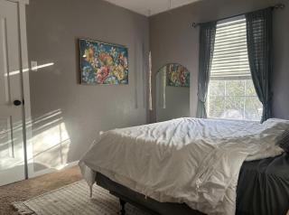 Quaint & Vivacious Home - 6