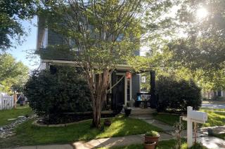 Quaint & Vivacious Home - 0