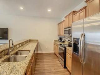Last Minute Disney Getaway! Private Pool, Hot Tub & Games Room. Book Now! #81803 - Kissimmee - 4
