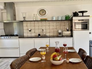 A detached bungalow with outdoor fireplace, covered terrace and pond in a forest plot - Wateren - 7