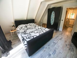 A detached bungalow with outdoor fireplace, covered terrace and pond in a forest plot - Wateren - 6