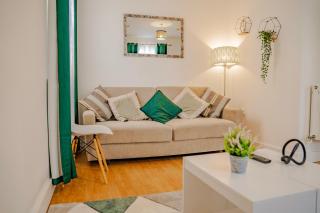 Classy Southampton city center apt with free parking - 0