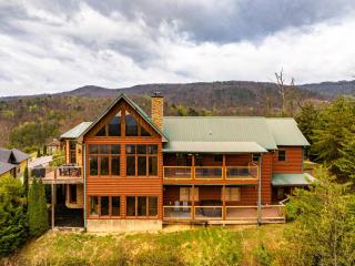 Mountain Top Retreat Gorgeous 4bedrm 3 bath cabin sleep 14, 7-person hot tub, amazing views, free ticket package - 0
