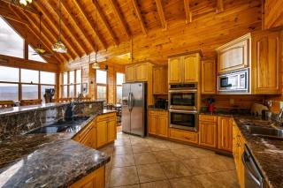 Mountain Top Retreat Gorgeous 4bedrm 3 bath cabin sleep 14, 7-person hot tub, amazing views, free ticket package - 3