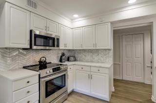 Shops Restaurants Close King Queen Double Beach Gear and Bike Rentals Included - 6