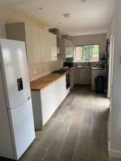 Convenient 4 Bed Coventry Centre - 5