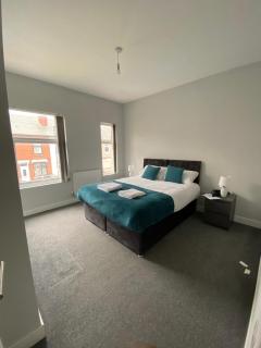 Convenient 4 Bed Coventry Centre - 1