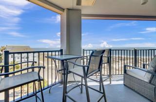 402 Summerhouse by AvantStay Beachfront Condo w Community Pool Access - Isle of Palms - 0