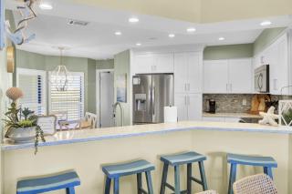 402 Summerhouse by AvantStay Beachfront Condo w Community Pool Access - Isle of Palms - 4
