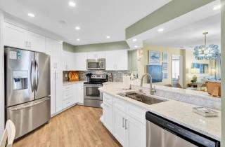 402 Summerhouse by AvantStay Beachfront Condo w Community Pool Access - Isle of Palms - 1