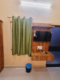 Hotel Urban Guest House - Premium Family Rooms Near Taj mahal - Inhouse parking- Free Unlimited 5g Internet - Best Rated Area For Tourist - 2 min Distance to Tajmahal - Agra - 4