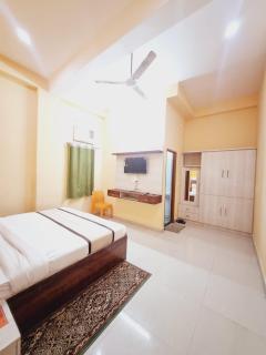 Hotel Urban Guest House - Premium Family Rooms Near Taj mahal - Inhouse parking- Free Unlimited 5g Internet - Best Rated Area For Tourist - 2 min Distance to Tajmahal - Agra - 3