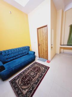 Hotel Urban Guest House - Premium Family Rooms Near Taj mahal - Inhouse parking- Free Unlimited 5g Internet - Best Rated Area For Tourist - 2 min Distance to Tajmahal - Agra - 2