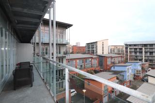 Luxury 2 Bedroom City Centre Apartment Sleeps Up to 6 HS2 Deals available - 5