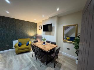 Spacious 4-Bedroom Ideal for Family Contractors with Parking and Garden - Cardiff - 0