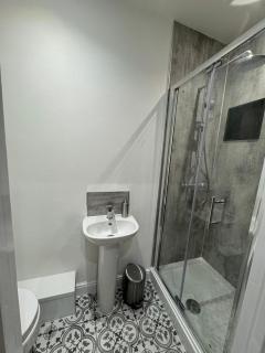 Spacious 4-Bedroom Ideal for Family Contractors with Parking and Garden - Cardiff - 8