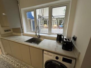 Spacious 4-Bedroom Ideal for Family Contractors with Parking and Garden - Cardiff - 7