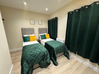 Spacious 4-Bedroom Ideal for Family Contractors with Parking and Garden - Cardiff - 5
