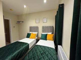Spacious 4-Bedroom Ideal for Family Contractors with Parking and Garden - Cardiff - 4
