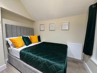 Spacious 4-Bedroom Ideal for Family Contractors with Parking and Garden - Cardiff - 3