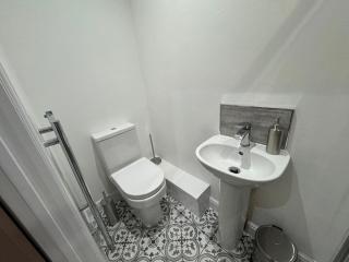 Spacious 4-Bedroom Ideal for Family Contractors with Parking and Garden - Cardiff - 2