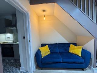 Spacious 4-Bedroom Ideal for Family Contractors with Parking and Garden - Cardiff - 1