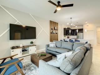 Last Minute Disney Getaway! Private Pool, Hot Tub & Games Room. Book Now! #88045 - Kissimmee - 1