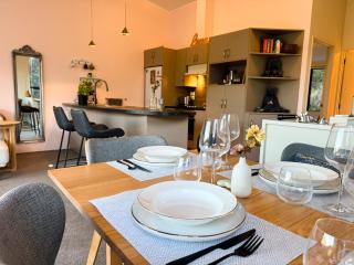 Cosy 3BR Home with Breathtaking Views - 3