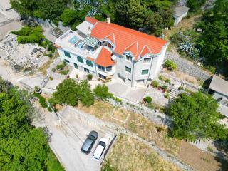 Villa Charlie With Jacuzzi - Bast - 1