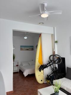La Manga km 0, pisos estudios - planta baja - 100m de la playa - studio flats - ground floor - 100m from the beach, cada con bicis & tabla SUP, piscina & pádel & tenis & más - each with bikes & SUP board, pool & paddle & tennis & more - La Manga del Mar Menor - 5