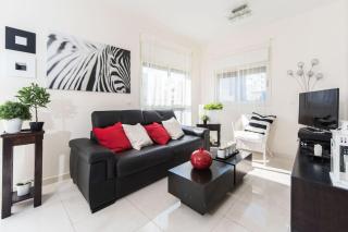 Spacious Duplex with Terrace 3-min From the Beach with Mamad by Sea N' Rent - Tel Aviv - 6