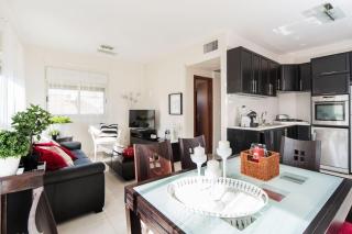 Spacious Duplex with Terrace 3-min From the Beach with Mamad by Sea N' Rent - Tel Aviv - 4