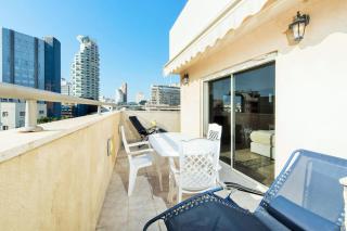 Spacious Duplex with Terrace 3-min From the Beach with Mamad by Sea N' Rent - Tel Aviv - 1