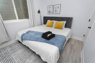 Spacious 3BR Family Oasis Sleeps 8 with Free Parking Near Medical District, Douglas Park and University of Illinois Chicago - 7