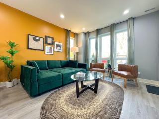 Spacious 3BR Family Oasis Sleeps 8 with Free Parking Near Medical District, Douglas Park and University of Illinois Chicago - Chicago - 2