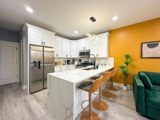 Spacious 3BR Family Oasis Sleeps 8 with Free Parking Near Medical District, Douglas Park and University of Illinois Chicago - 3