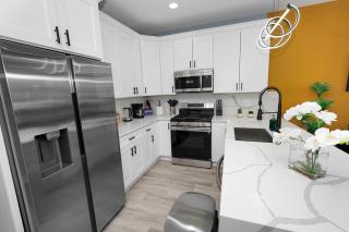 Spacious 3BR Family Oasis Sleeps 8 with Free Parking Near Medical District, Douglas Park and University of Illinois Chicago - Chicago - 8