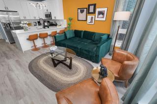 Spacious 3BR Family Oasis Sleeps 8 with Free Parking Near Medical District, Douglas Park and University of Illinois Chicago - Chicago - 0