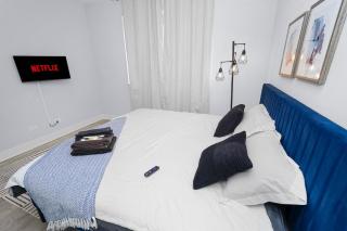 Spacious 3BR Family Oasis Sleeps 8 with Free Parking Near Medical District, Douglas Park and University of Illinois Chicago - 6