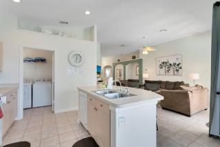 Last Minute Disney Getaway! Private Pool, Hot Tub & Games Room. Book Now! #43221 - Kissimmee - 1