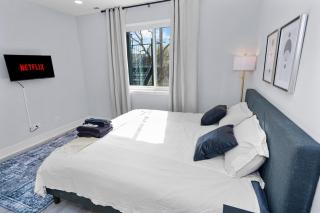 Pilsen Art Center Family Friendly 3BR Retreat with Free Parking Near Medical District, Douglas Park and University Illinois Chicago - 1