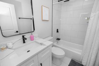 Pilsen Art Center Family Friendly 3BR Retreat with Free Parking Near Medical District, Douglas Park and University Illinois Chicago - Chicago - 3