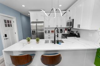 Pilsen Art Center Family Friendly 3BR Retreat with Free Parking Near Medical District, Douglas Park and University Illinois Chicago - 8