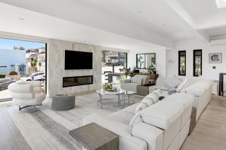 Steps to BeachShops Oceanview Hot TubFirepit Moonlight Modern by AvantStay - Encinitas - 2