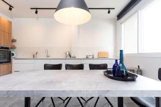 Modern 2BR Apt w Private Parking in City Center by Sea N' Rent - Ramat HaSharon - 9