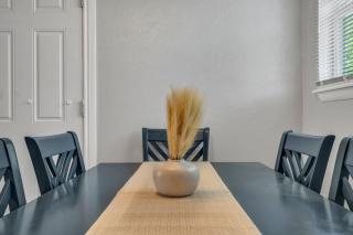 5 Min to Fort Sill Military Base!-Free Hulu-work space-Fully equipped Kitchen - Lawton - 2